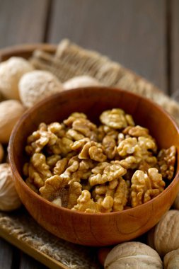 Tahta yüzeyde cevizler