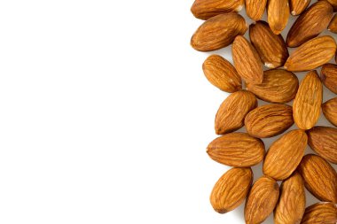 Beyaz arkaplanda izole edilmiş bademler