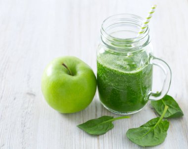 Sağlıklı yeşil ıspanak güler yüzlü