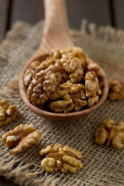 Tahta yüzeyde cevizler