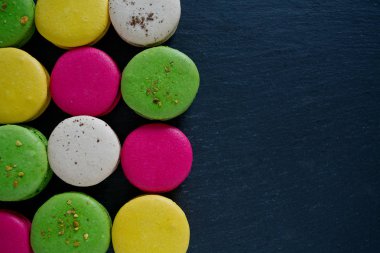 kara taş yüzeyi çok renkli macaroons