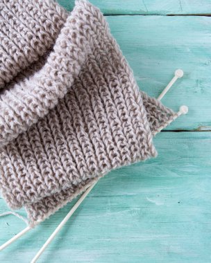 Turkuaz ahşap zemin üzerine örme atkı