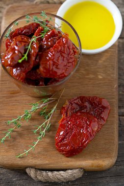 ahşap yüzey üzerinde güneş kurutulmuş domates