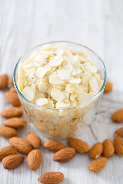 ahşap yüzeyde dilimlenmiş badem