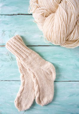 ahşap yüzey üzerinde iplik ve örme çorap