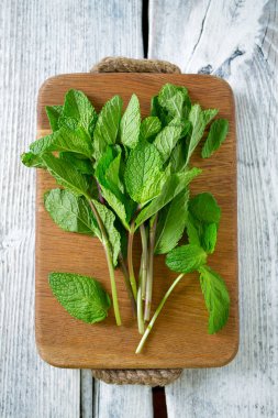 nane kesme tahtası üzerinde