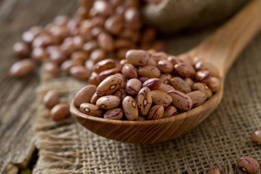 Tahta yüzeyde pinto fasulyesi