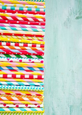 Turkuaz ahşap arka plan üzerinde renkli kağıt payet