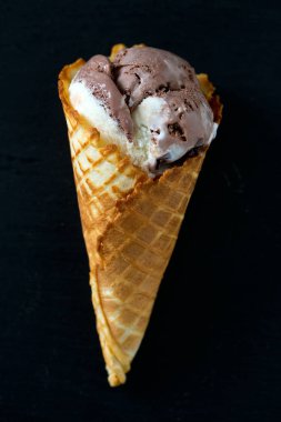 Çikolata ve vanilyalı dondurma, waffle külahında.