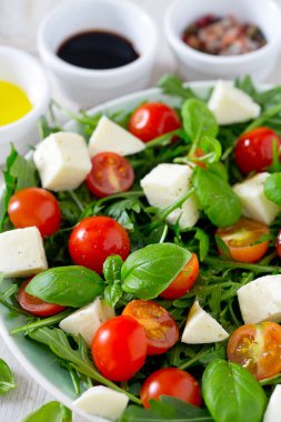 Kiraz domates, mozzarella ve rucola vejetaryen salatası