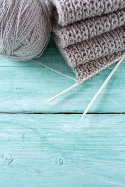 Turkuaz ahşap zemin üzerine örme atkı