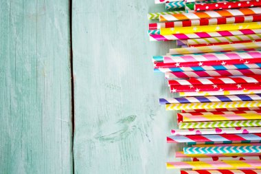 Turkuaz ahşap arka plan üzerinde renkli kağıt payet