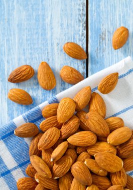 mavi ahşap yüzeyde badem