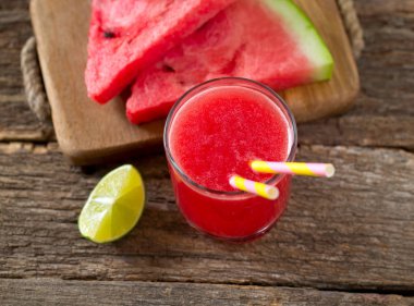 taze karpuz limon ve nane ile bardak