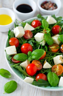 Kiraz domates, mozzarella ve rucola vejetaryen salatası