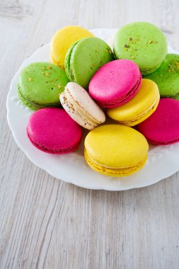 Beyaz ahşap yüzeyde çok renkli macaroons