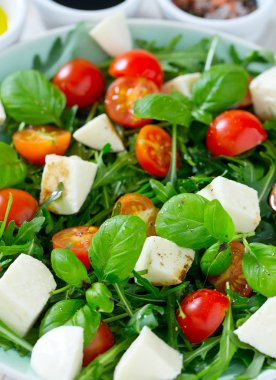 Kiraz domates, mozzarella ve rucola vejetaryen salatası