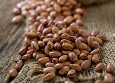 Tahta yüzeyde pinto fasulyesi