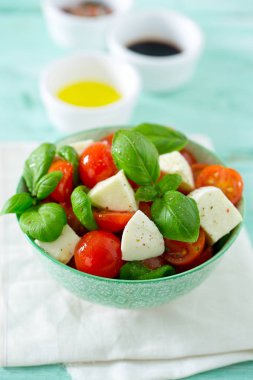 Turkuaz arka plan üzerinde Caprese salatası