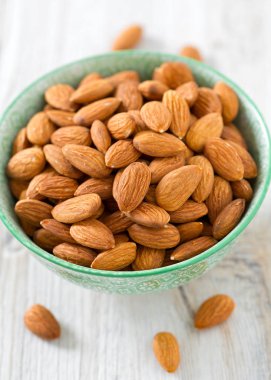 badem ahşap yüzeyde bir kasede