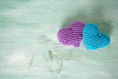 turuoise ahşap yüzeyde örme kalpler