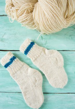 ahşap yüzey üzerinde iplik ve örme çorap