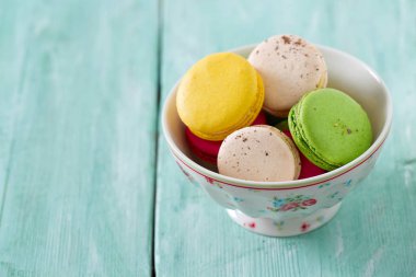 ahşap yüzey üzerinde bir kasede macaroons