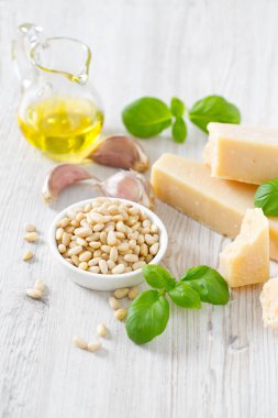 Ahşap yüzeyde pesto malzemeleri