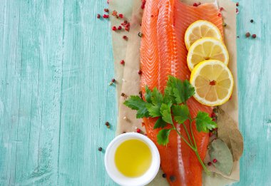 Tahta yüzeyde taze alabalık filetosu.