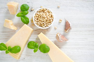 Ahşap yüzeyde pesto malzemeleri