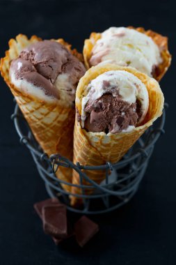 Çikolata ve vanilyalı dondurma, waffle külahında.