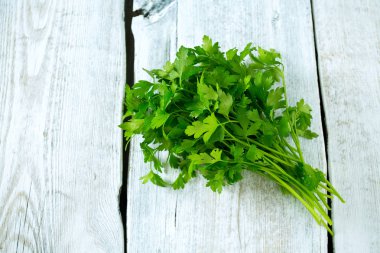 demet maydanoz ahşap yüzey üzerinde