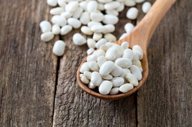 Tahta yüzeyde beyaz tereyağlı fasulye
