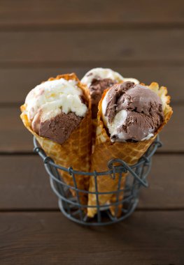 Çikolata ve vanilyalı dondurma, waffle külahında.