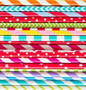 beyaz arkaplanda çok renkli kağıt pipetleri