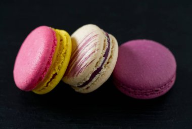 siyah kara tahta üzerinde çeşitli macaroons