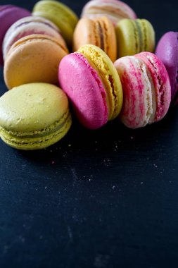 siyah kara tahta üzerinde çeşitli macaroons