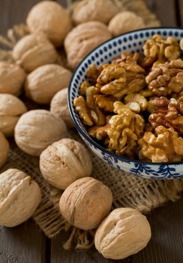 Tahta yüzeyde cevizler