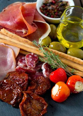 plaka üzerinde çeşitli antipasti görünümü kapatın
