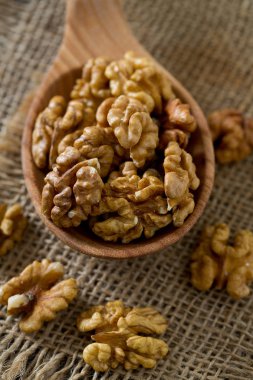 Tahta yüzeyde cevizler