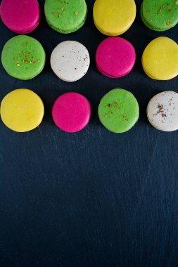 kara taş yüzeyi çok renkli macaroons