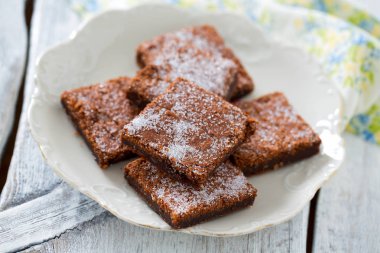  Ahşap yüzey üzerinde çikolatalı kek