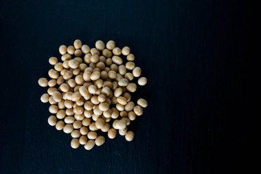 siyah arka plan üzerine izole soya fasulyesi