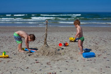 Kumsalda oynarken çocuklar