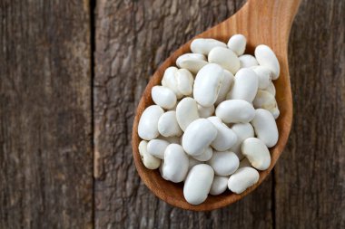 Tahta yüzeyde beyaz tereyağlı fasulye