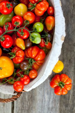 sepet içinde renkli domates