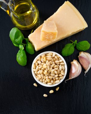 Pesto malzemeler karanlık yüzeyi