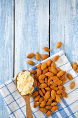 ahşap yüzeyde badem pul