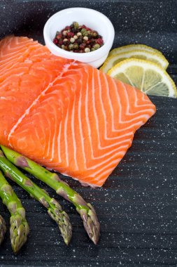 somon fileto ve kuşkonmaz Pan