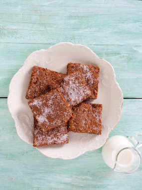  Ahşap yüzey üzerinde çikolatalı kek